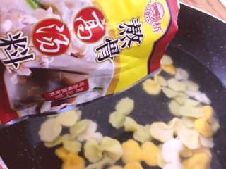 11、早餐+蝴蝶面 宝宝营养食谱,加入高汤粉，加少量水煮沸腾即可