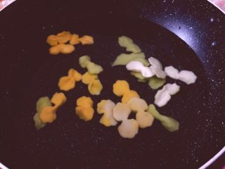 10、早餐+蝴蝶面 宝宝营养食谱,锅里放入水，水开后放入蝴蝶面入锅大火煮开