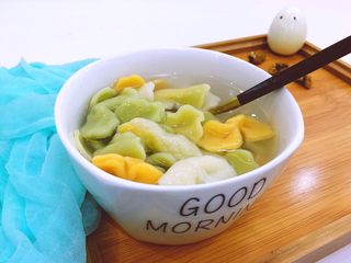 12、早餐+蝴蝶面 宝宝营养食谱,装碗可以来吃了，煮个水煮蛋，营养早餐即可食用