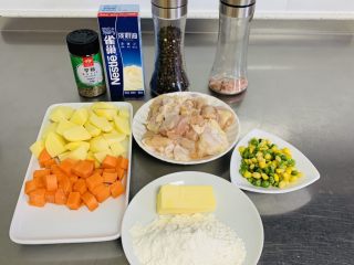 1、美式鸡肉派,准备材料，鸡腿肉、土豆、胡萝卜切丁。