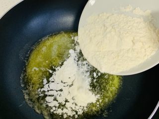 3、美式鸡肉派,加入面粉。