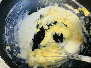 4、美式鸡肉派,淡奶油分次加入。第一次加入的状态，不要着急慢慢打散。