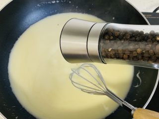 7、美式鸡肉派,加入适量的黑胡椒。再次搅拌均匀，烧制浓稠即可离火。