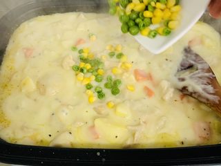 13、美式鸡肉派,加入青豆、甜玉米粒。