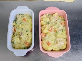 16、美式鸡肉派,炒好的派料装入烤碗中。