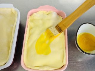 18、美式鸡肉派,刷上蛋黄液