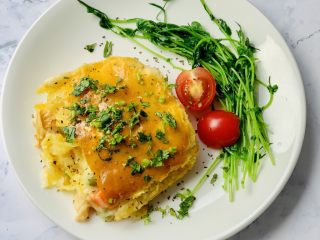 22、美式鸡肉派,配上自己种的豌豆苗、圣女果非常营养。