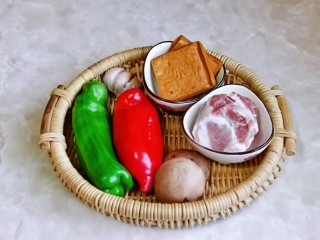 1、香菇肉片,准备食材。