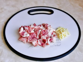 2、香菇肉片,梅花肉切片，大蒜去皮切碎。