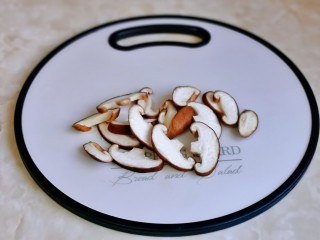 3、香菇肉片,香菇洗干净去根切片。