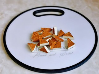 4、香菇肉片,首先将香干洗干净，再切小三角块。