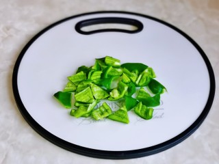 5、香菇肉片,青椒洗净去根去籽再切小块。