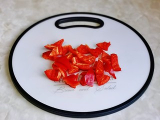 6、香菇肉片,红椒同样去根去籽洗干净切小块。