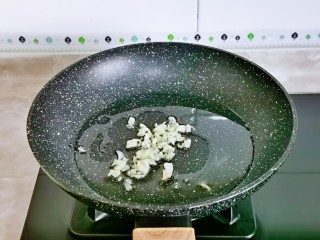 8、香菇肉片,起锅热油，加入蒜末炒香。