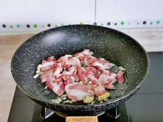 9、香菇肉片,加入肉片，煸炒变色加入料酒，小火翻炒。