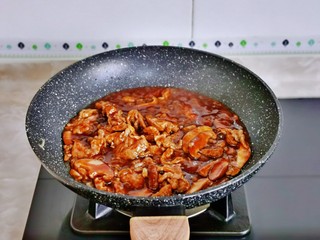 11、香菇肉片,加入小炒鲜调味汁翻炒1分钟。