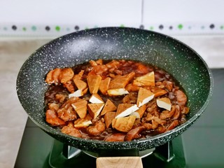 12、香菇肉片,加入切好的香干片，翻炒2分钟。