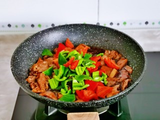 13、香菇肉片,最后加入青红椒。