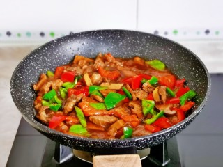 14、香菇肉片,煸炒至断生，关火出锅。