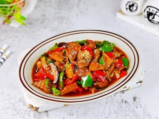 15、香菇肉片,盛出装盘，撒上熟白芝麻。