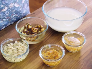 2、鲜肉粽子,把糯米、香菇、花生、海米和干贝用水抛开，糯米香菇泡3个小时，海米干贝泡1-2小时，花生泡5-6个小时