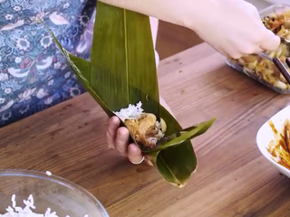 11、鲜肉粽子,第二种包法 ：两张叶子交叉，窝一个角放在掌心，依次放入各种材料