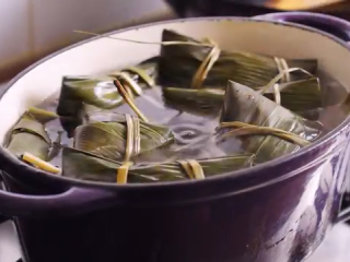 14、鲜肉粽子,接着下锅小火煮粽子就可以了