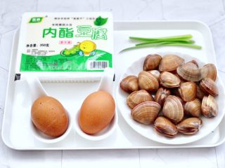 1、飞蛤豆腐鸡蛋羹,首先备齐所有的食材，