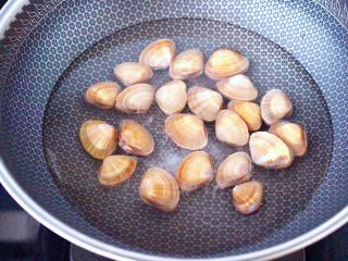 2、飞蛤豆腐鸡蛋羹,买回家的飞蛤，用淡盐水浸泡一小时后，反复冲洗干净，锅中倒入适量的清水，加入盐，把飞蛤放入锅中。