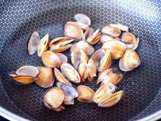 3、飞蛤豆腐鸡蛋羹,盖上锅盖大火烧开后，看见飞蛤张开口即可关火，捞出沥干水分。