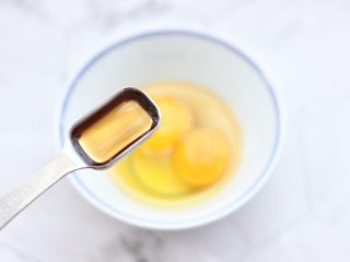 4、飞蛤豆腐鸡蛋羹,鸡蛋打散在碗里，加入料酒调味。