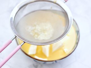 7、飞蛤豆腐鸡蛋羹,把搅拌好的鸡蛋液，过筛到豆腐上面。