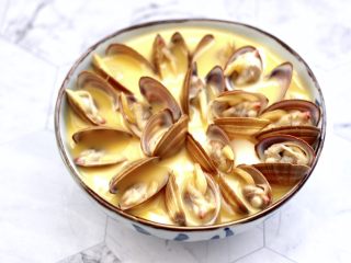 8、飞蛤豆腐鸡蛋羹,上面均匀的码上煮熟的飞蛤。