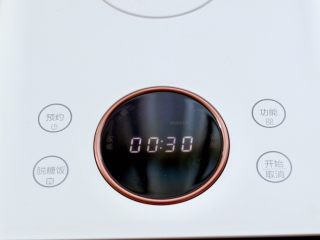 11、飞蛤豆腐鸡蛋羹,启动蒸汽养生饭煲，选择营养蒸功能30分钟，蒸蛋用15分钟就刚刚好。