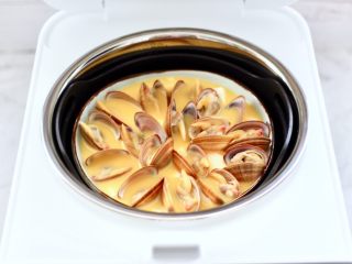 9、飞蛤豆腐鸡蛋羹,臻米脱糖蒸汽养生饭煲的内胆里加入清水，水位线不要超过2刻度，饭煲的内胆的箭头要对齐锅里的箭头，这个时候再放入洗净的甑胆放入，把碗放入甑胆中间。