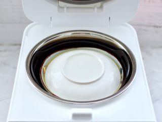 10、飞蛤豆腐鸡蛋羹,蛋液上盖上盖子，这样蛋液在蒸制的过程中就不会流入锅中的蒸汽水，受热也会非常均匀。