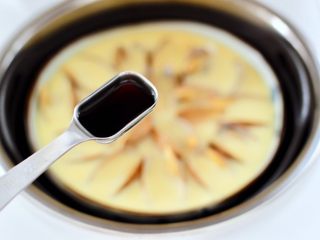 13、飞蛤豆腐鸡蛋羹,淋上生抽和芝麻油。