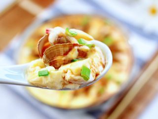 14、飞蛤豆腐鸡蛋羹,撒上提前切好的小葱碎，就可以美美滴享用了，鲜美无比又营养丰富，每天吃一碗，一天都元气满满。