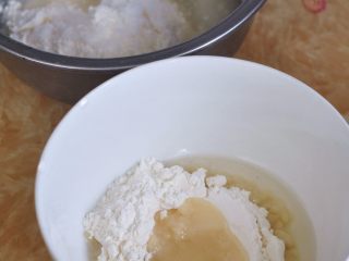 1、香芋蛋黄酥,将油皮和油酥，分别混合，油皮要揉出薄膜，静置半小时。