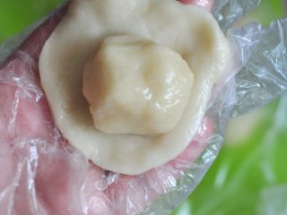 3、香芋蛋黄酥,取一块油皮擀开，放上油酥包起滚圆。