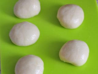 4、香芋蛋黄酥,全部操作完，盖上保鲜膜静置15分钟。
