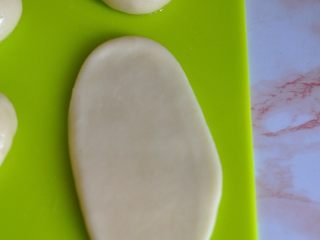 5、香芋蛋黄酥,取一个面团，擀成牛舌状。