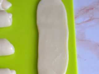 7、香芋蛋黄酥,取一个面条，再次擀卷，这次擀得比较长，由上至下卷起，盖上保鲜膜静置15分钟。