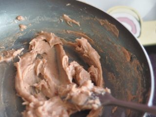 8、香芋蛋黄酥,用了盒装的香芋馅，觉得有点湿，所以下锅炒几分钟，炒干些。