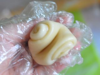 10、香芋蛋黄酥,取一个面条，从中间压下，将头尾压进去滚圆。