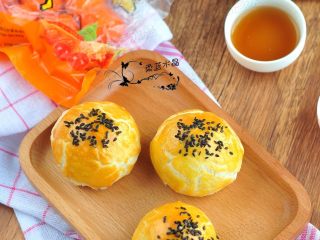 14、香芋蛋黄酥,烤好的样子。