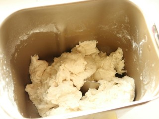 3、中种法黑芝麻吐司,中种撕成小块放入面包机，黄油切小块室温软化。