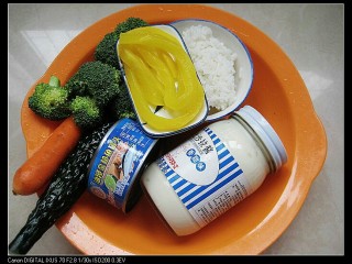 1、米饭蛋糕:剩食变身高颜值美食,蔬菜洗净,历干水分。