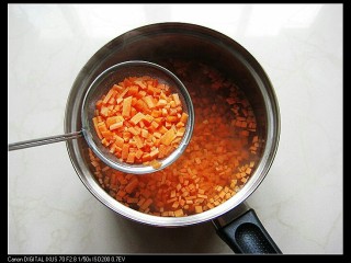 4、米饭蛋糕:剩食变身高颜值美食,放入开水中煮熟,捞出,历干水分。