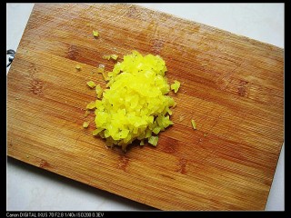 7、米饭蛋糕:剩食变身高颜值美食,寿司萝卜条切碎。